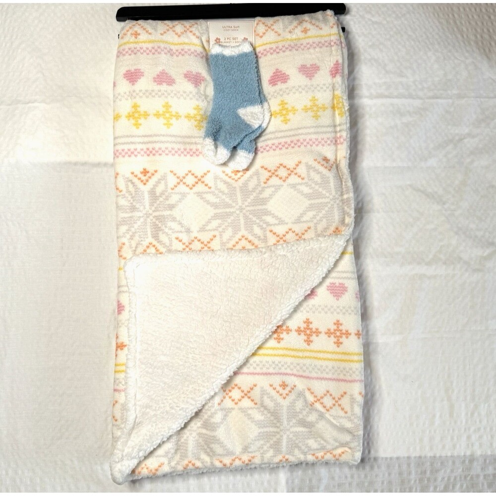 NWT Soft Sherpa Kids Blanket Gift Set 50 X 60" with Socks.  Snowflake and Hearts